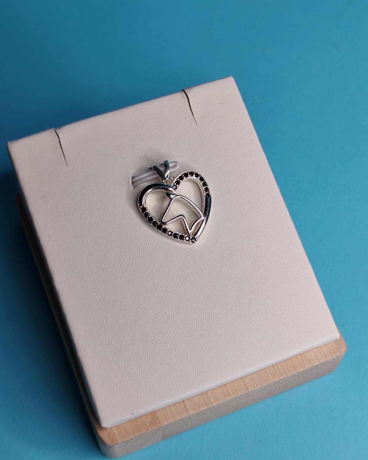 Colgante Corazon Con Caballo Circones Negros