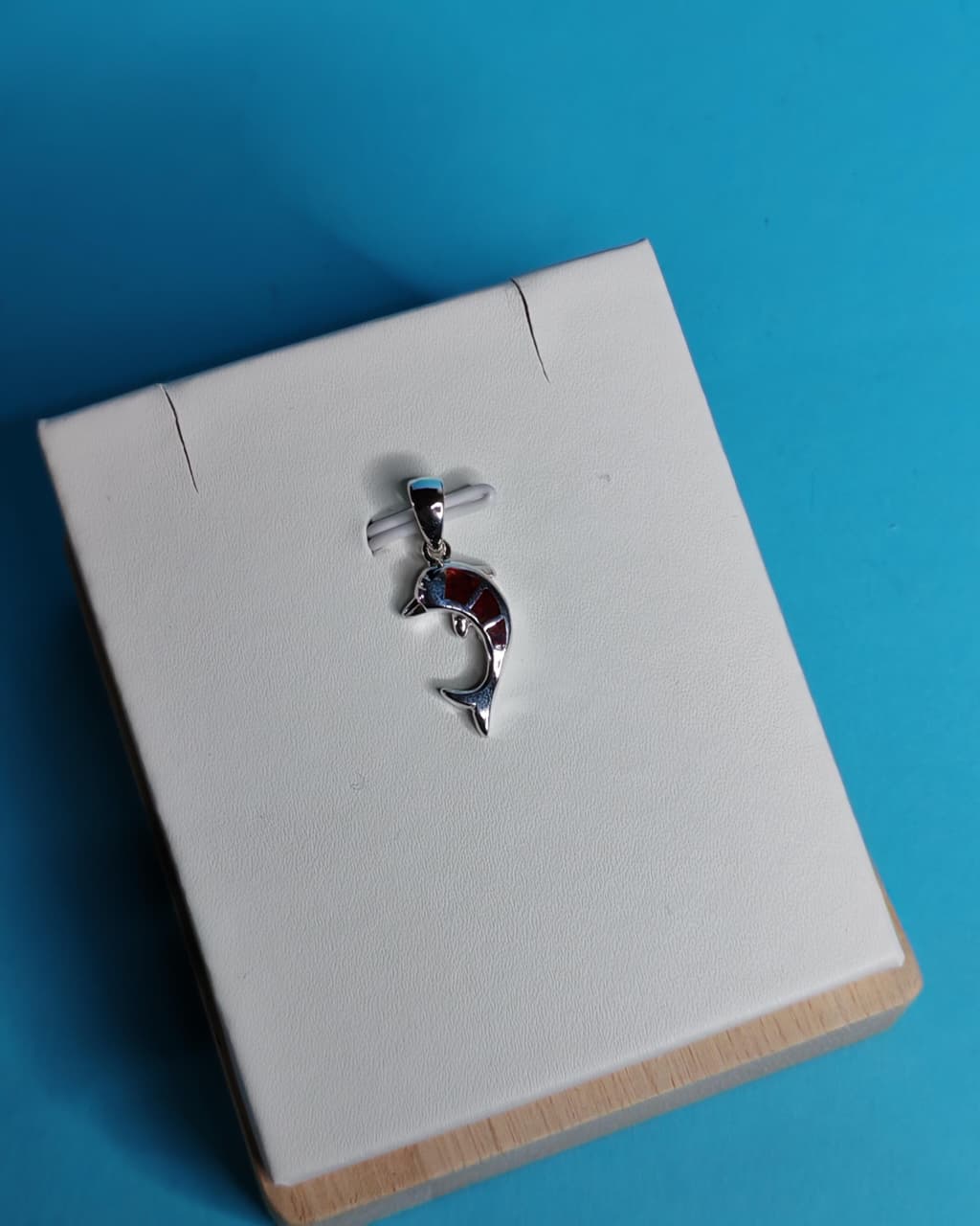 Colgante Delfin Con Incrustaciòn De Coral Rojo 950