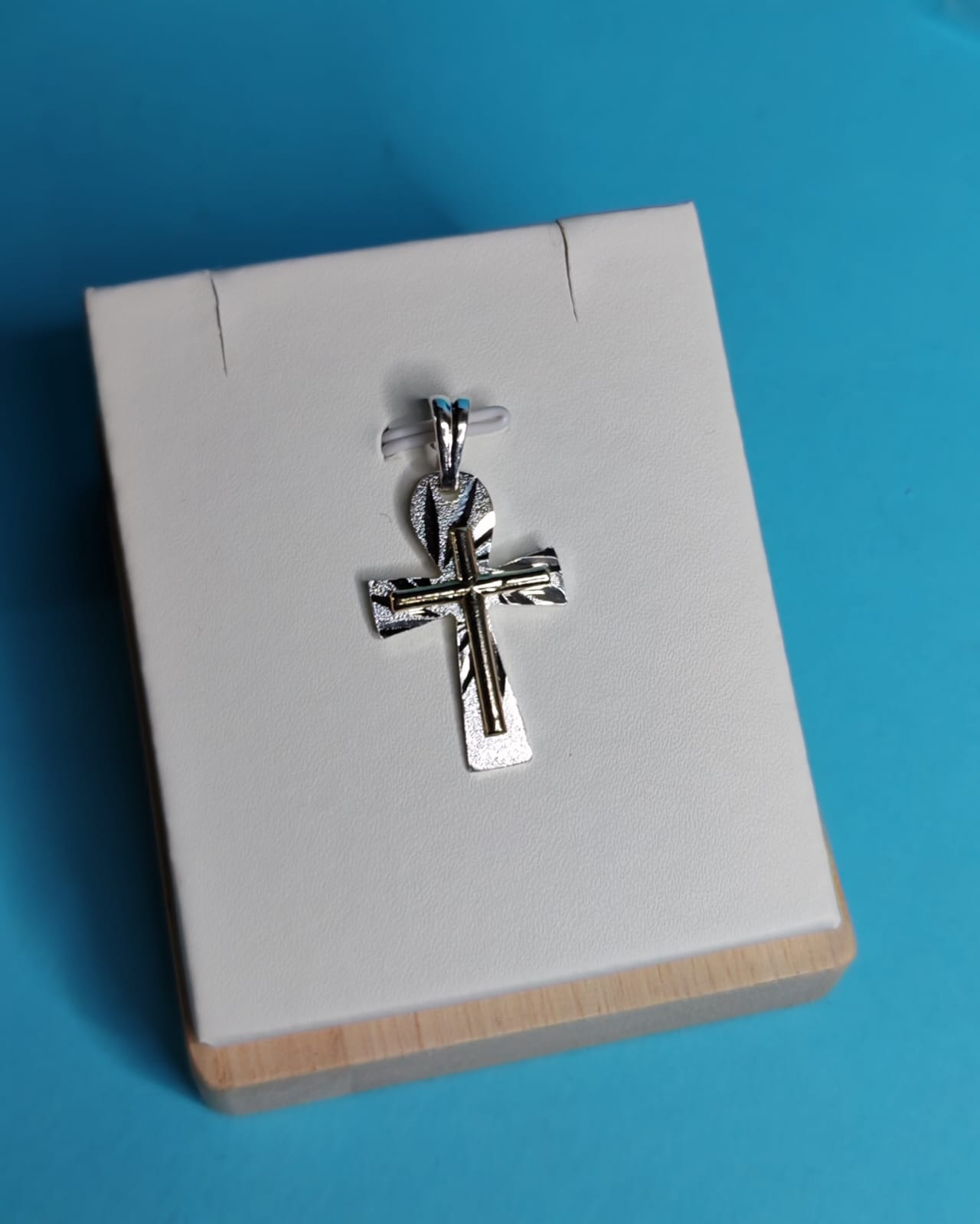 Colgante Cruz Plata Con Oro Con Fondo Escarchado y Rayos