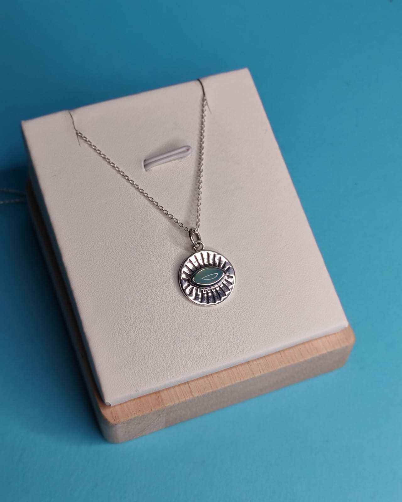 Collar Con Colgante Medalla Redonda Con Piedra Natural Calcedonia