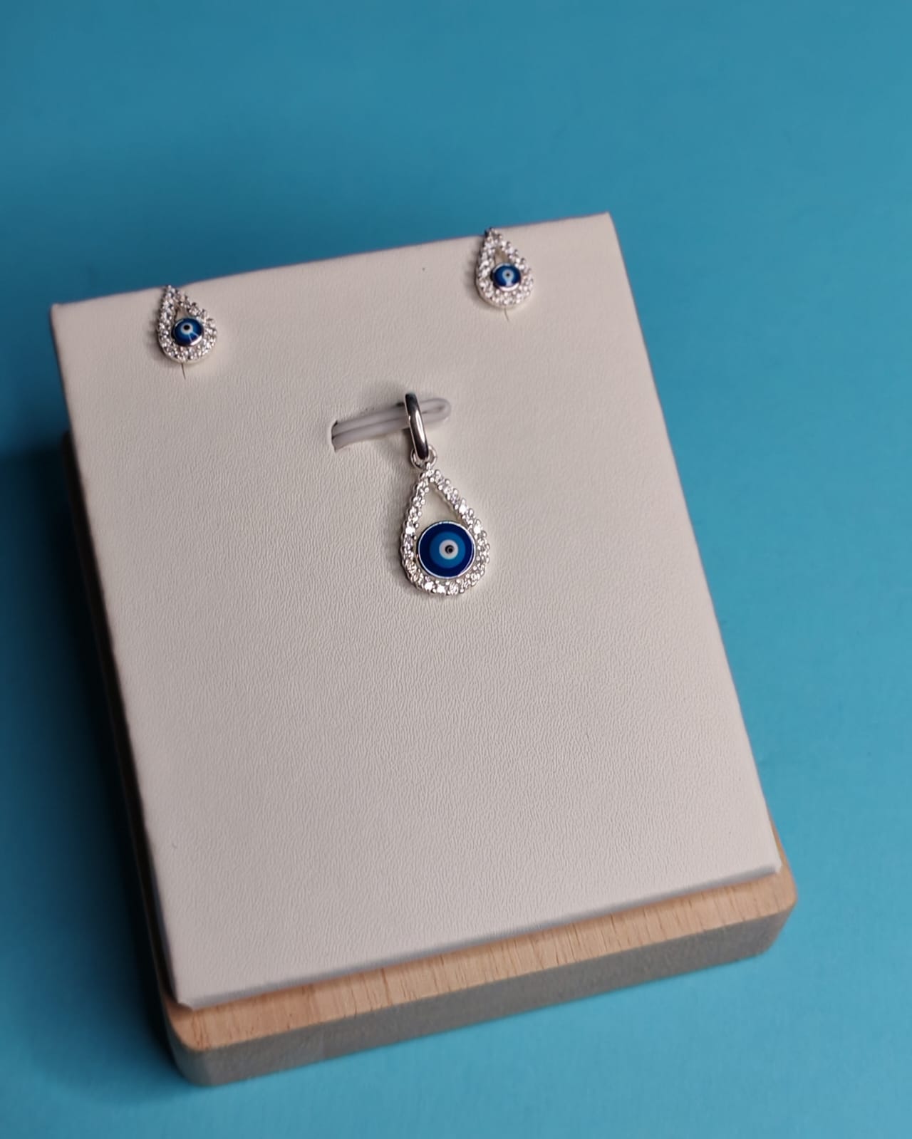 Conjunto Diseño de Gota Con Ojo Turco Y Microcircones