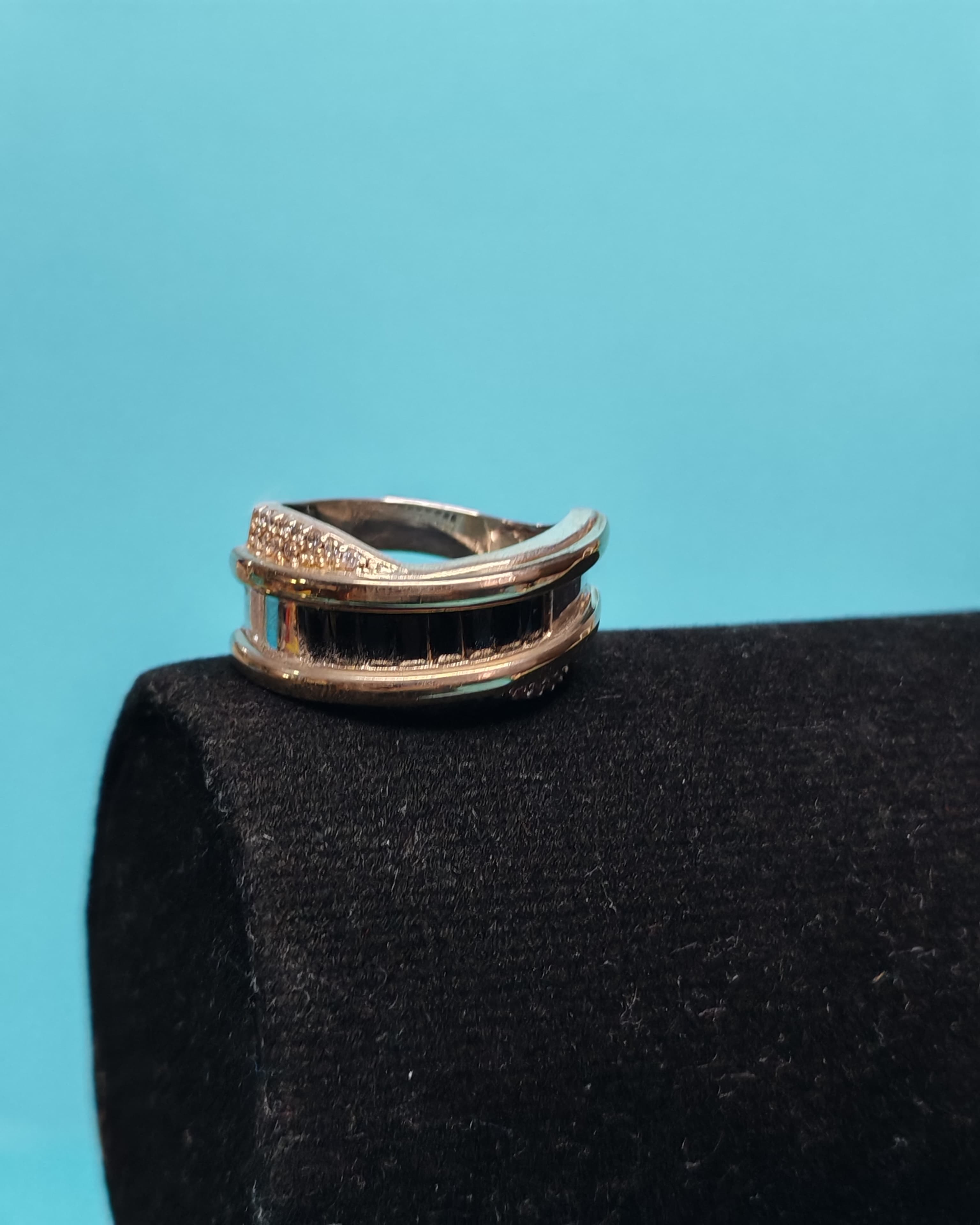 Anillo Cruzado Ancho Microcircones Blancos Y Negros Plata Con Oro