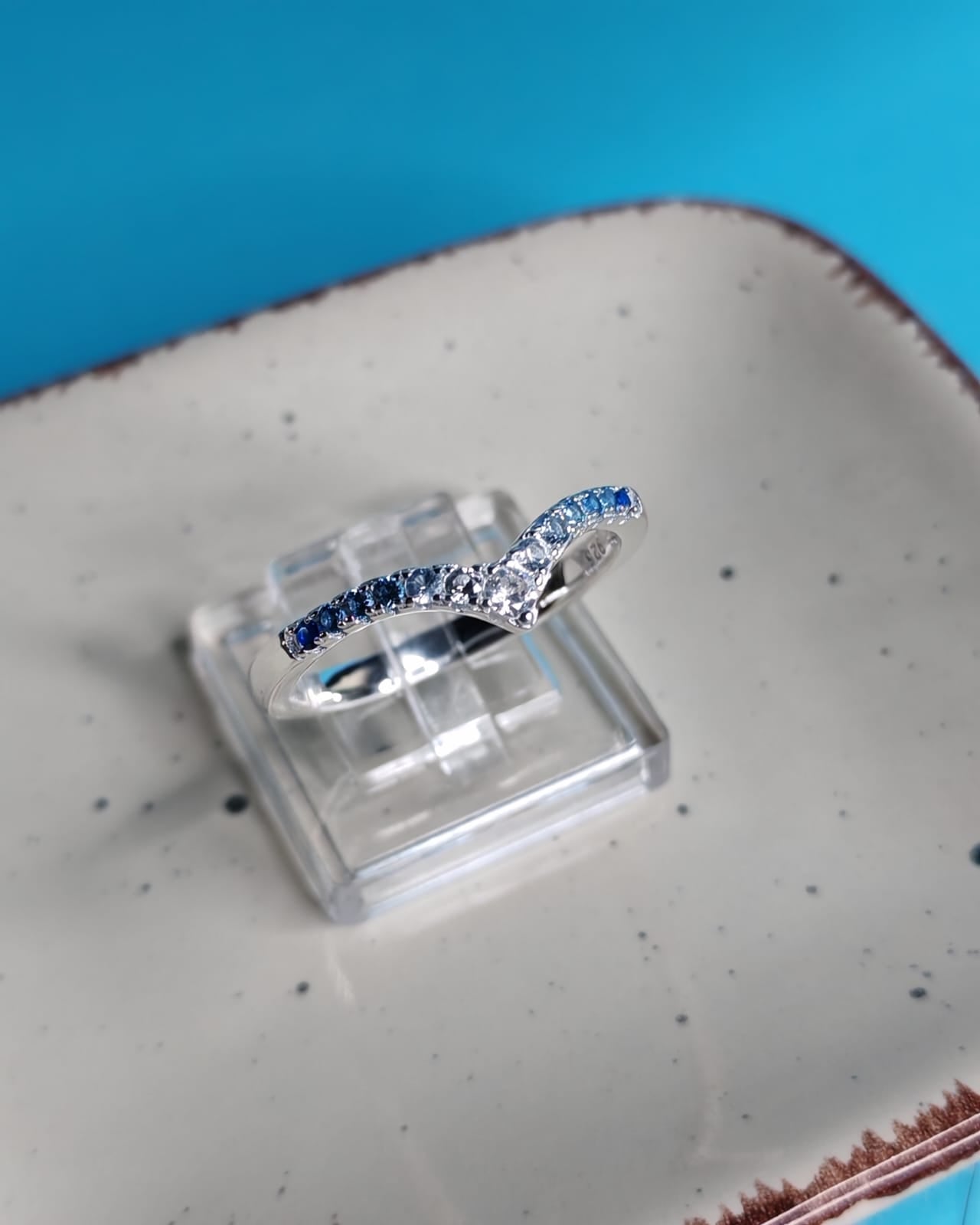 Anillo Curvo Degradado Celeste