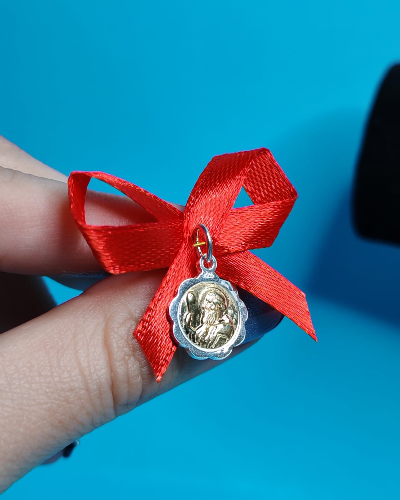 Colgante Cinta Roja San Benito De Plata Con Oro