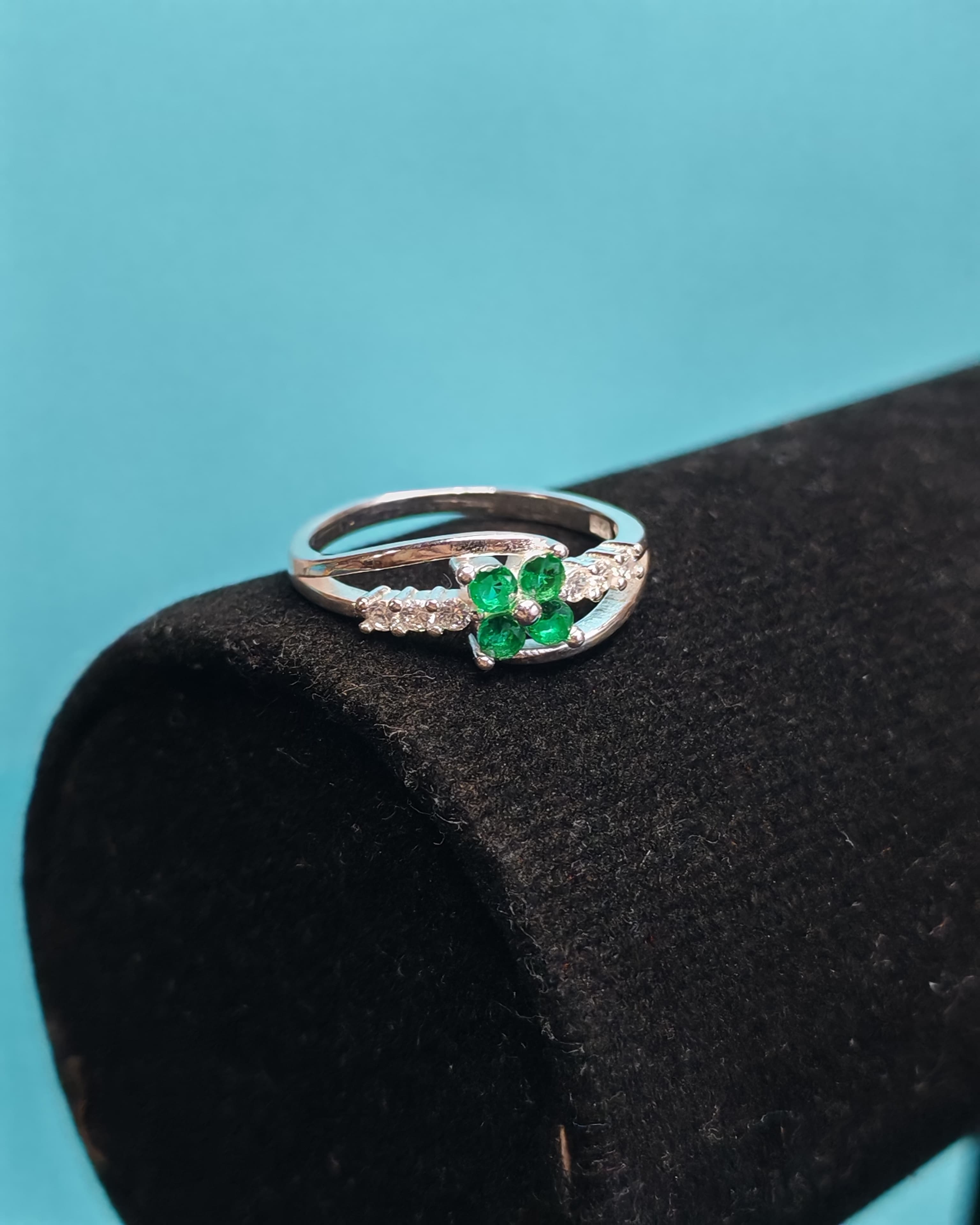 Anillo Con Circones Verdes