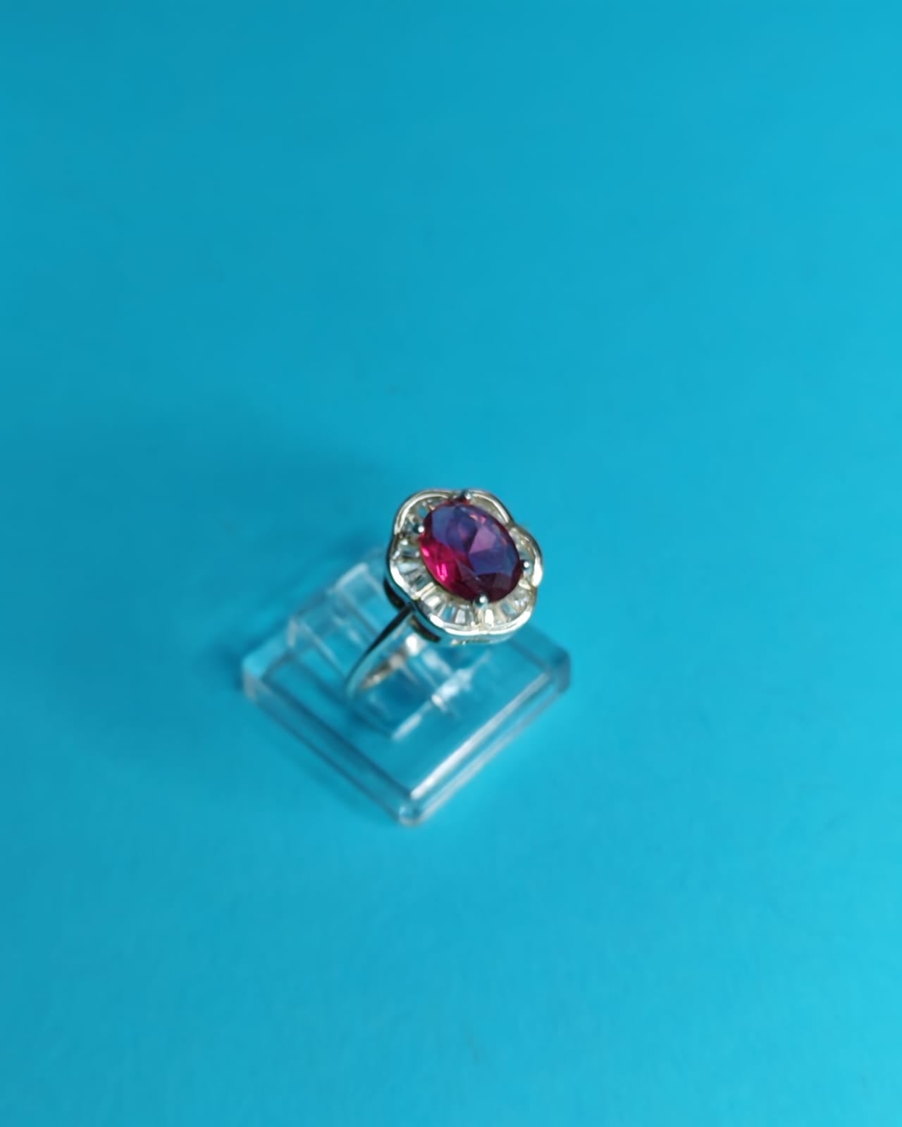 Anillo Circòn Fucsia Con Microcircones Blancos Diseño En Flor