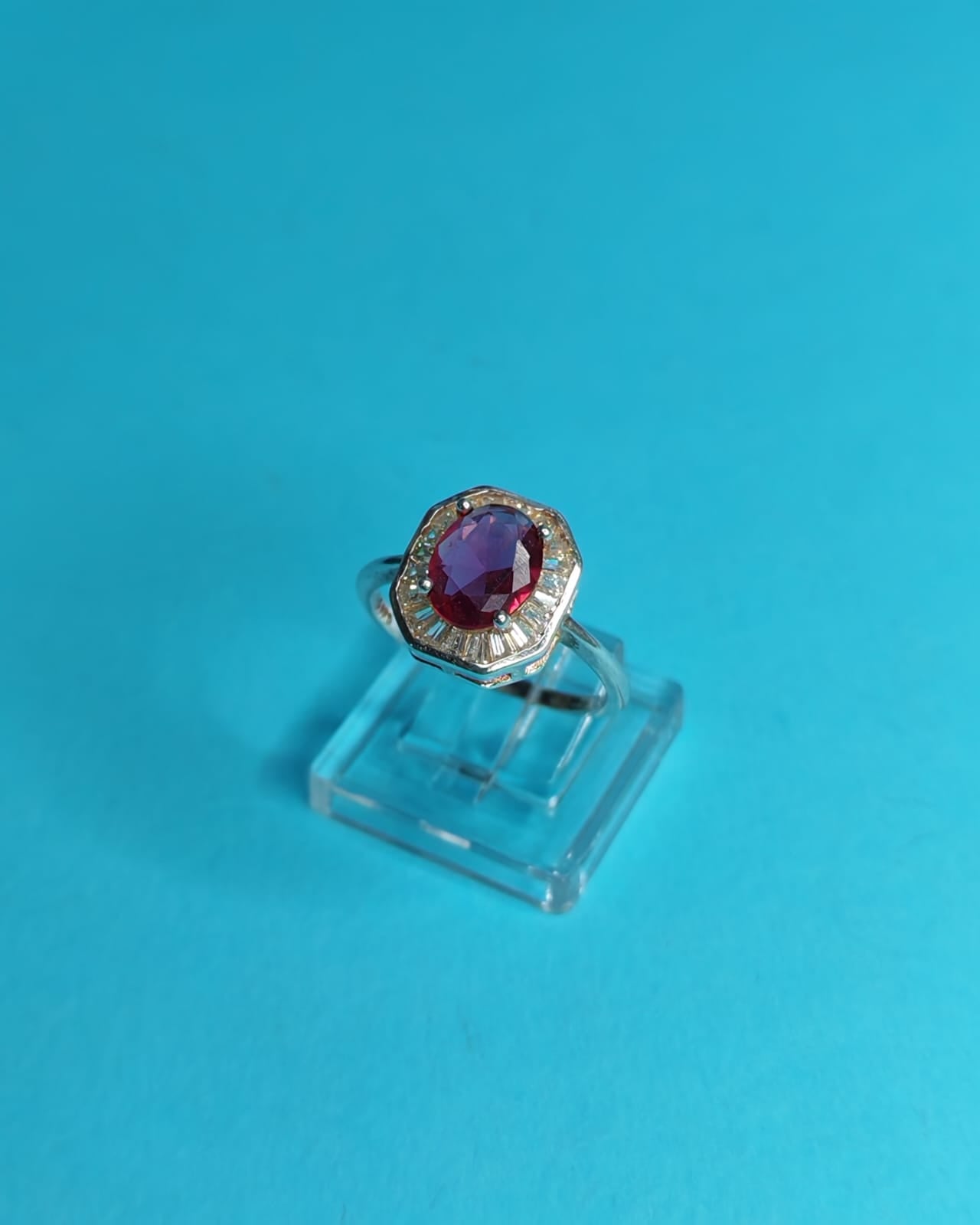 Anillo Circòn Fucsia Con Microcircones Blancos Diseño Rectangular
