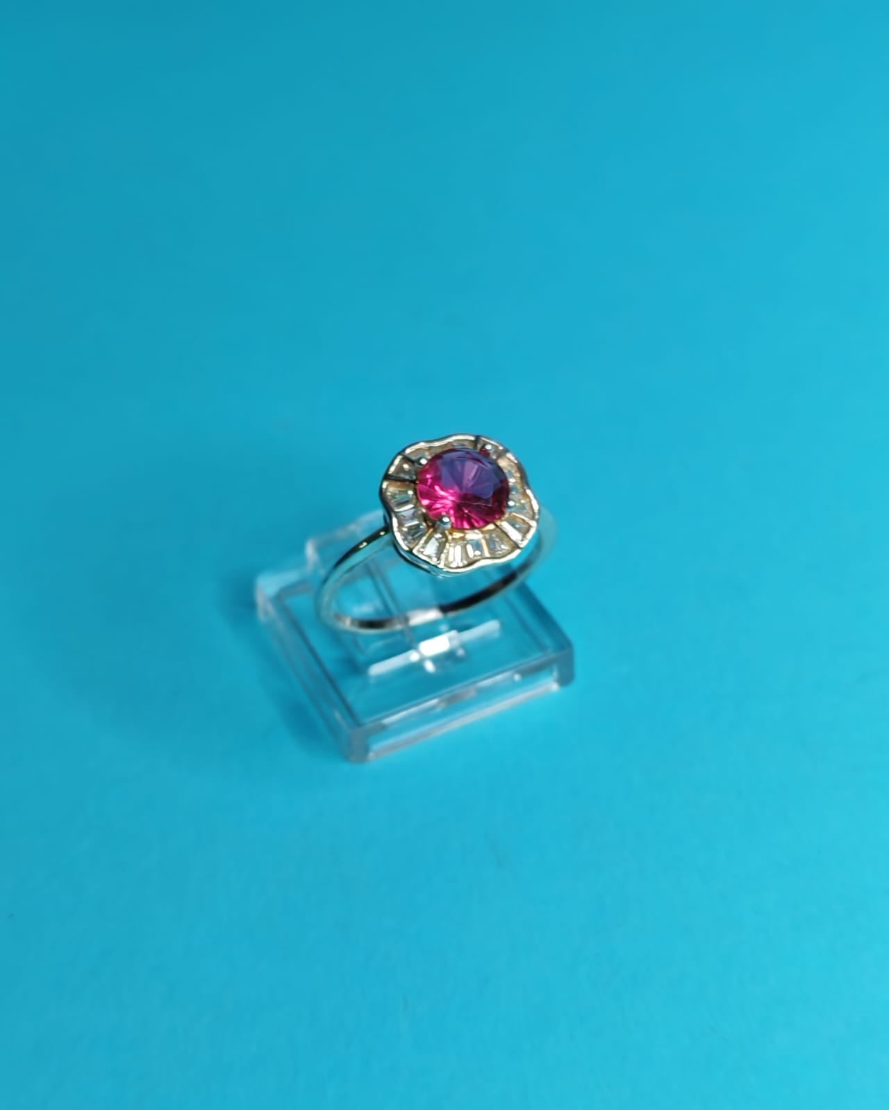 Anillo Circòn Fucsia Con Microcircones Blancos Diseño Cuadrado