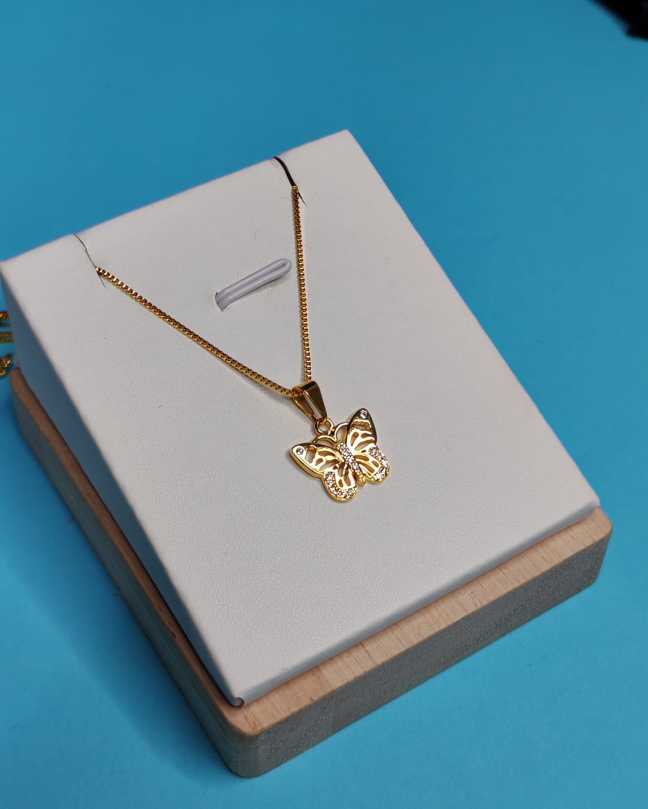 Collar Mariposa Microcircones Baño de Oro