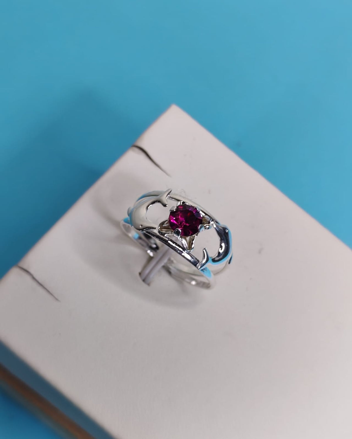 Anillo Circon Fucsia Oscuro con Detalles De Delfin