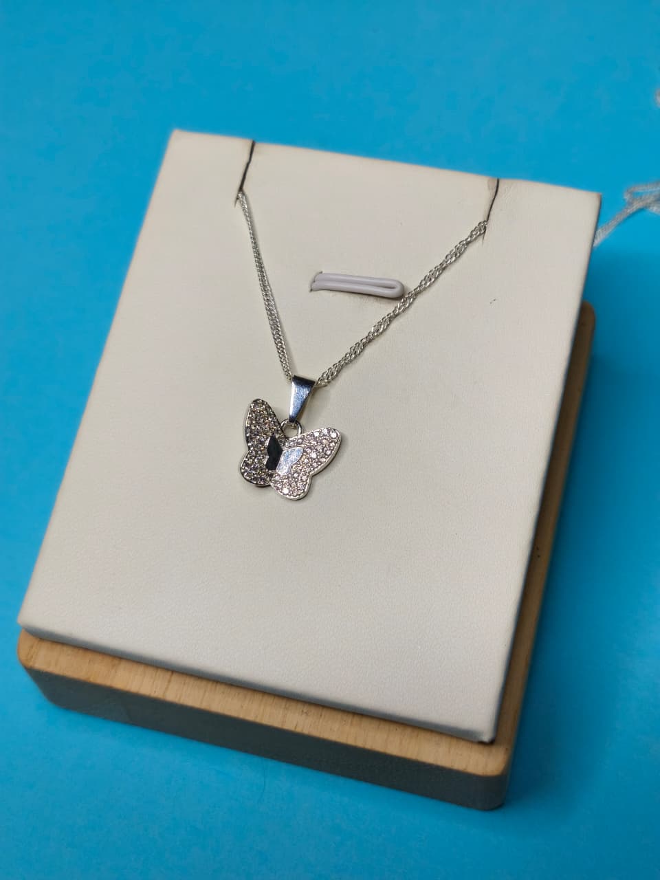 Collar Mariposa Microcircones Central Liso
